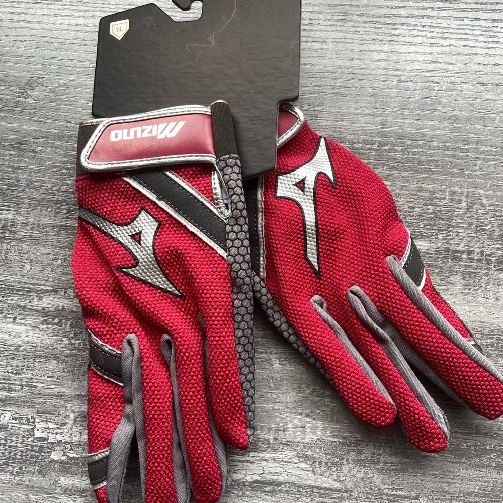 Mizuno Youth Large Red Batting Gloves. Brand new. Never worn.